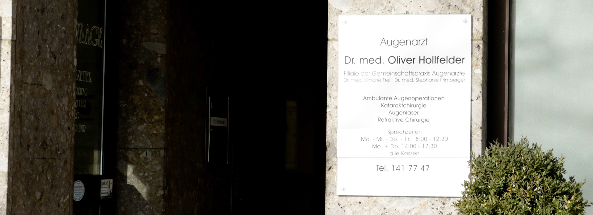 Eingang der Augenarzt Praxis Moosach Schild am Eingang Praxis Augenarzt Moosach